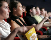 映画上映中にポップコーン食べるのを遠慮してほしい・・