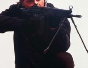 なんで映画の敵ってマシンガン撃つ時に照準器を覗かないの？