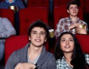 映画館で両隣人いるのに座ってくるぼっちｗｗ