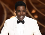 オスカー司会者のクリス・ロック、白すぎるオスカー問題をネタにして会場を沸かせる