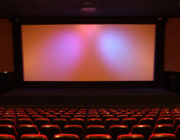 映画館「映画の音量が大きすぎる場合は、各自座る位置や耳栓で対応をお願いします」