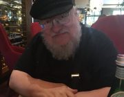 【そっくりさん】ギレルモ・デル・トロ監督、ジョージ・R・R・マーティン氏の帽子を被る。この状態で２人を見分けるのは不可能！