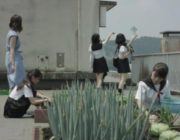 【悲報】日本映画さん、買ってきたキャベツをそのまま植えてしまう