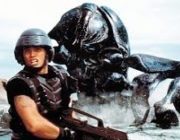映画『スターシップ・トゥルーパーズ』(1997)とは何だったのか？人間vs巨大昆虫！軍国主義への風刺に満ちたSF戦争映画