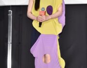 吉岡里帆さん、意味不明な服を着る