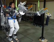 【画像有】アイアンマンの世界到来か！パナソニックがパワードスーツの量産化！世界初