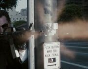 映画の納得いかないシーン「近距離なのに銃が全く当たらない」「致命傷のくせに妙に長く喋る」他には？