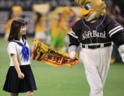 橋本環奈が「カ・イ・カ・ン」ノーバン始球式に大盛り上がり！