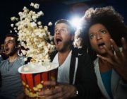 映画館で隣の席の女性にジュースこぼされた！けど連絡先貰ったんだけど