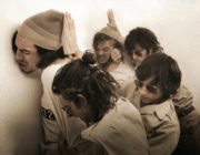 看守役／囚人役に分かれた実験がエスカレート…エズラ・ミラー主演の人格破壊映画『プリズン・エクスペリメント』7月公開