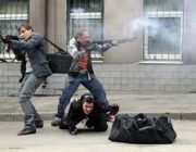 映画の銃撃戦って何で主人公には弾当たらないの？