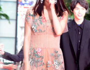 【映画】山本美月、リムジンから「ずっこける」ハプニング! 赤絨毯で照れ笑い