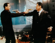 映画で至近距離で銃を向けあうシーンあるけどさ