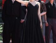 【芸能】綾瀬はるか　クラシックカーで銀座に登場　セクシードレス姿で出演映画PR