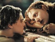 【映画】『タイタニック』の終盤でヒロインのローズの命を守った「木製のドア」　1億円で落札