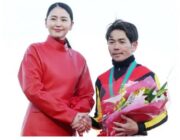 【芸能】長澤まさみ、有馬記念の表彰式に今年も“赤“のドレスで登場！　「グランプリにふさわしい最高のレースでした」